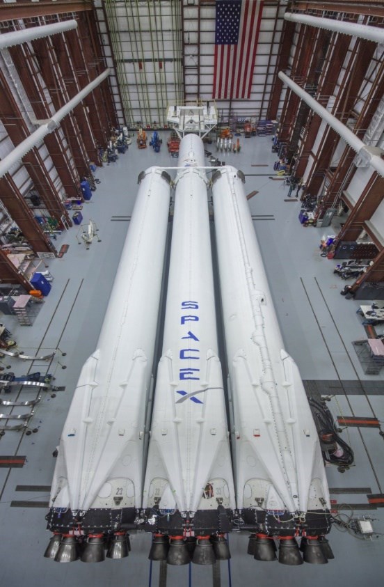 falcon-heavy-spacex-21112432420045 Musk exibe novas fotos do Falcon Heavy, o foguete mais poderoso do planeta